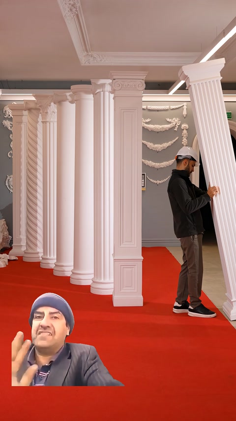 Geniş yivli pilaster eğilerek gövde ve kaide profili sergileniyor.