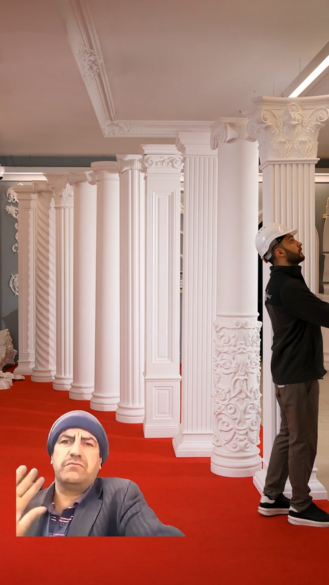 Farklı başlık tasarımlı sütunlar sergi salonunda yan yana duruyor.