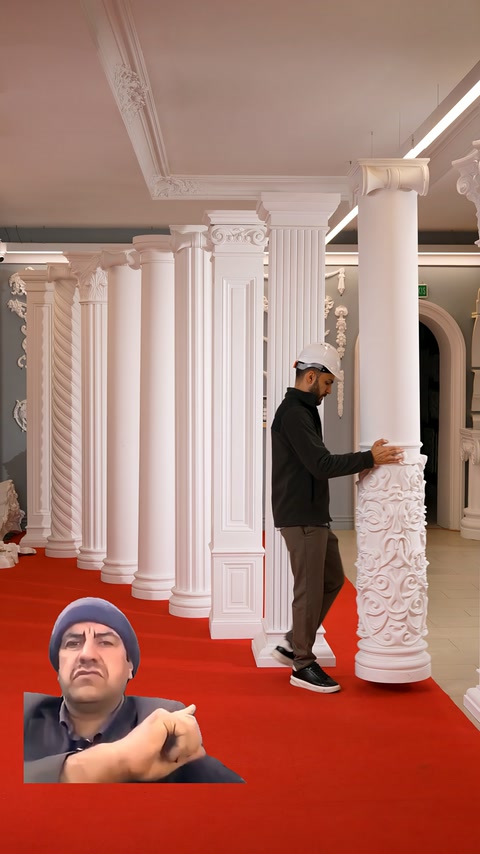 Yuvarlak sütunun düz yüzeyi ve kabartmalı kaidesi birlikte sunuluyor.