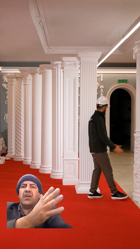 Sütun ve pilaster çeşitleri kırmızı halılı teşhir bölümünü dolduruyor.
