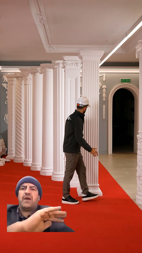 Kare kaideli düz pilaster, klasik modeller arasında önden gösteriliyor.