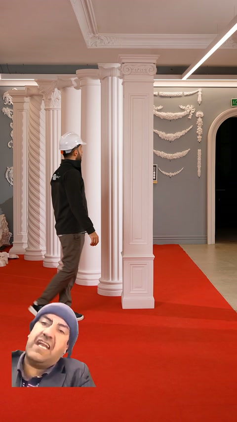 İki kare pilaster modeli, yuvarlak sütunların önünde karşılaştırmalı duruyor.
