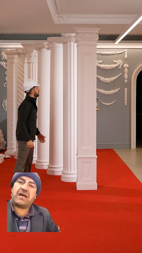 Sade yüzeyli pilasterler, dekoratif duvar kaplaması önünde dik sergileniyor.