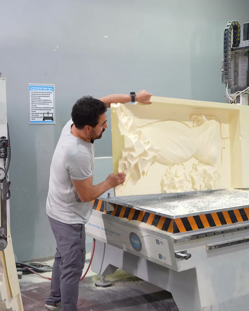 CNC tezgahında poliüretan rölyef panel işleniyor