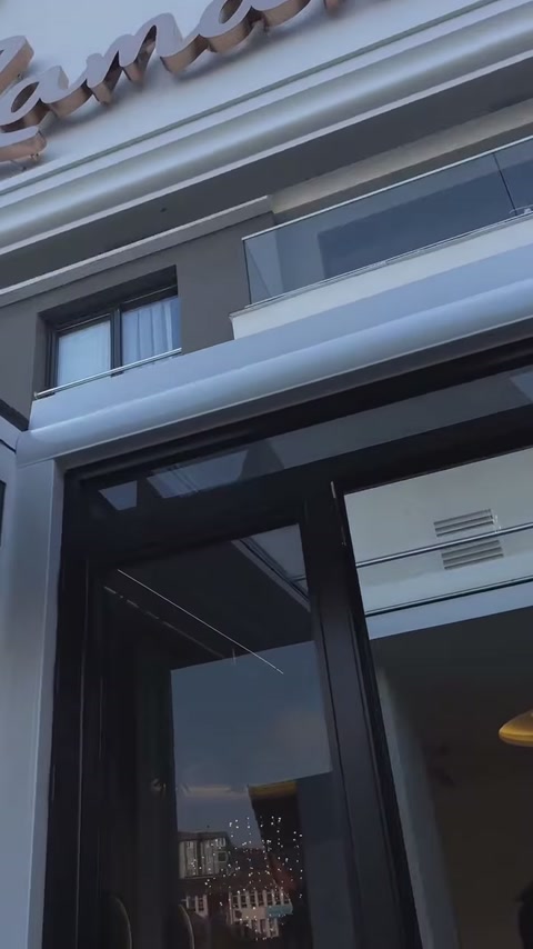 Üst cephedeki kornişler, alınlık ve balkon korkuluğu birlikte görülüyor.