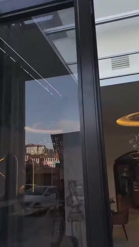 Camlı girişin yanında dekoratif sütun ve iç tavan detayları görülüyor.