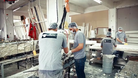 İki çalışan makineler ve kalıplar arasındaki parçalarla ilgileniyor.
