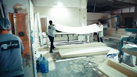 Kavisli dekoratif eleman tezgâh üzerindeki desteklere yerleştirilmiş.