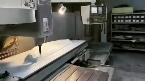 Kesim makinesi, dekoratif profilin kavisli konturunu hassas biçimde oluşturuyor.