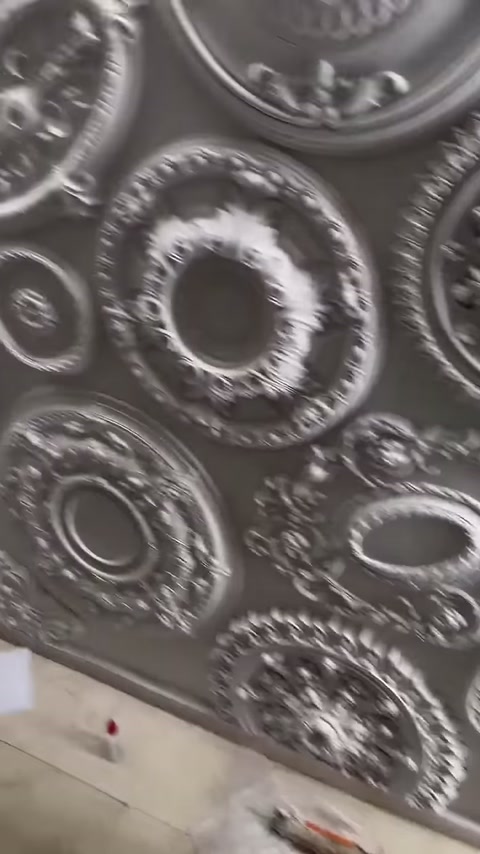 Dairesel motifli gri 3D kaplama yüzeyi ayrıntılı biçimde görülüyor.