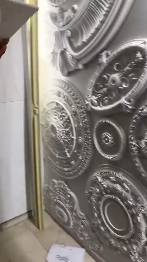 Gri süslemeli panel ile beyaz montaj yüzeyi yan yana duruyor.