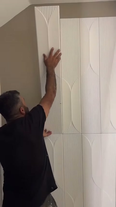 Usta panelin üst kısmını eliyle bastırarak konumunu ayarlıyor.