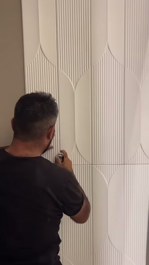 Usta geometrik desen birleşimini eliyle düzelterek paneli yerine oturtuyor.