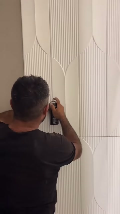 Panel sıralarının kesiştiği noktaya kontrollü biçimde sprey uygulanıyor.
