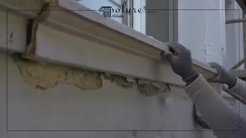 Deforme olmuş eski kartonpiyer profilinin cepheden sökülme anı