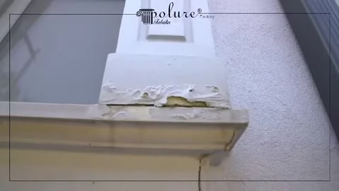 Sökülen söve altında kalan yüzey ve montaj izleri yakın planda