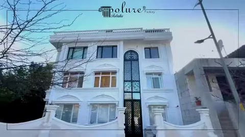 Alçak açıdan simetrik cephe düzeni ve kemerli orta pencere