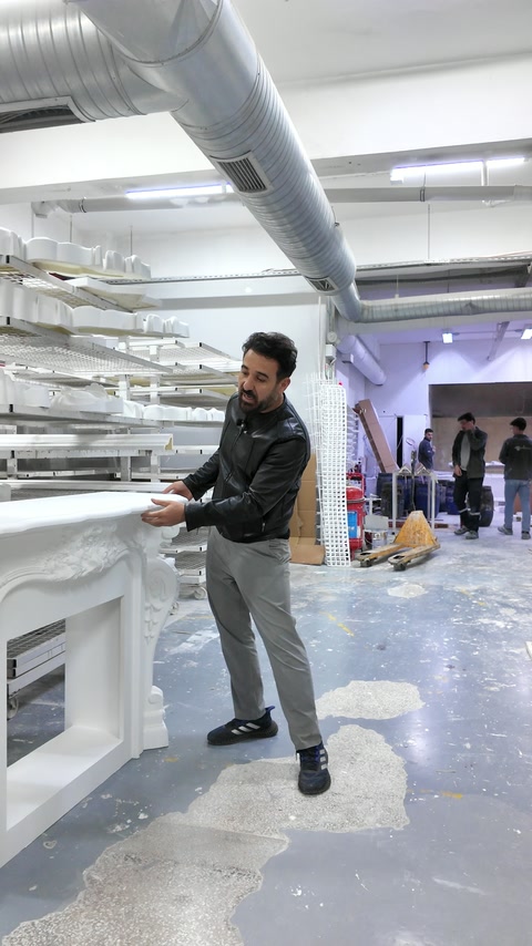 Şömine çerçevesinin üst tablası ve oyma detayları kontrol ediliyor