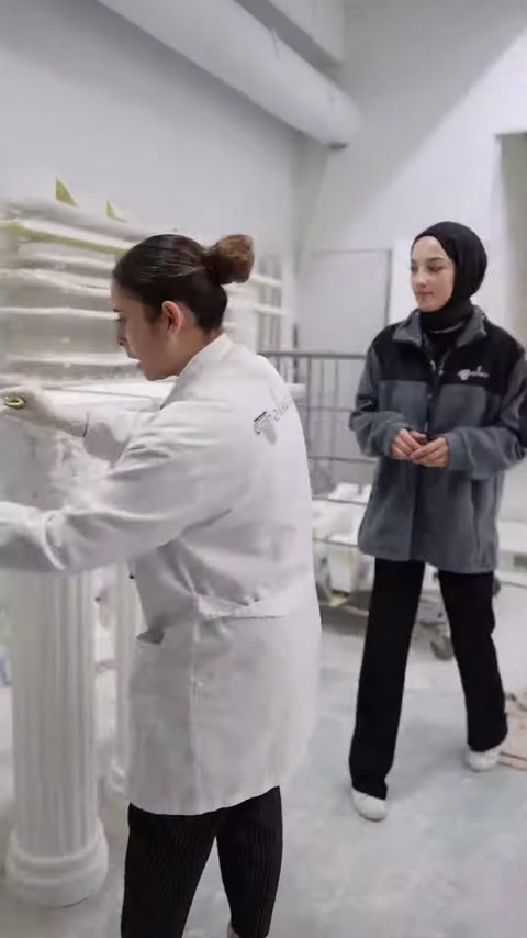 Sunucu, beyaz sütunların bulunduğu taşıma arabasına doğru yaklaşıyor