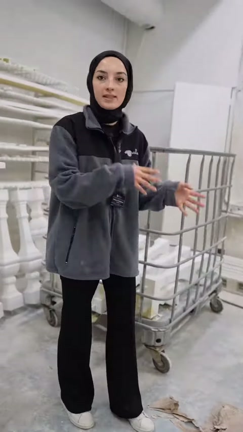 Sunucu, tekerlekli arabadaki dekoratif sütun çeşitlerini işaret ederek tanıtıyor