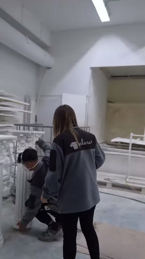 Sunucu ve çalışanlar, rafların önündeki dekoratif ürünleri kontrol ediyor