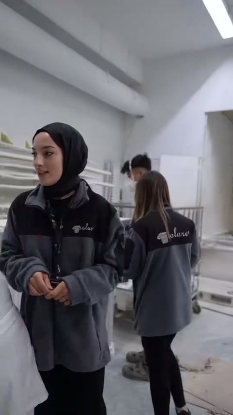 Sunucu, atölye içindeki sütun parçalarının hazırlanma aşamasını anlatıyor