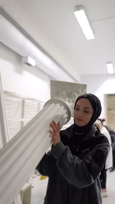 Dekoratif sütun gövdesinin yivleri ve üst bölümü yakından gösteriliyor
