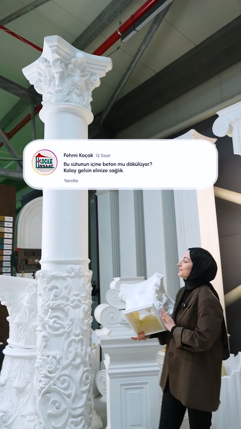 Sunucu elindeki sütun başlığı parçasını işaret parmağıyla gösteriyor