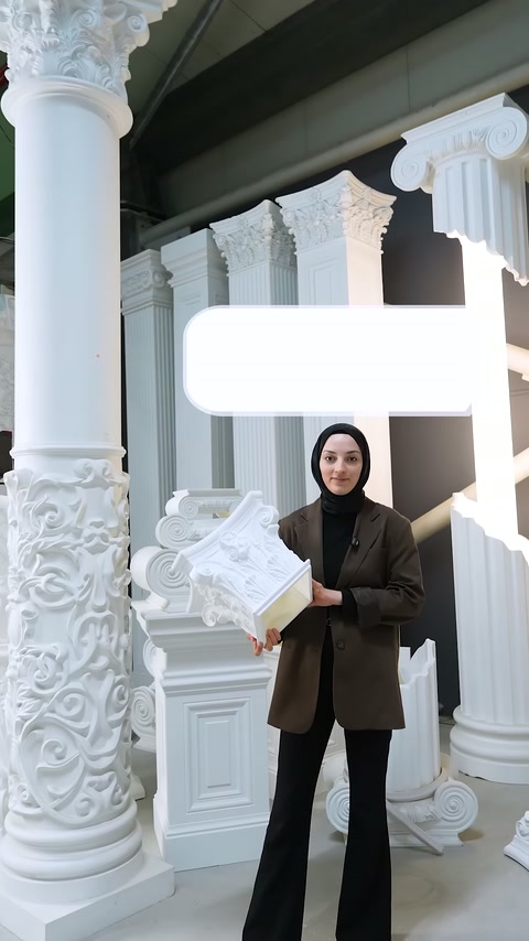 Sunucu küçük bir poliüretan süsleme parçasını elinde tutuyor