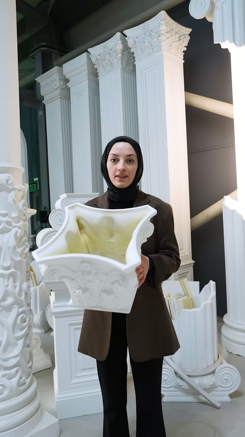 Sunucu açık duran içi boş sütun başlığı kabuğunu kameraya gösteriyor