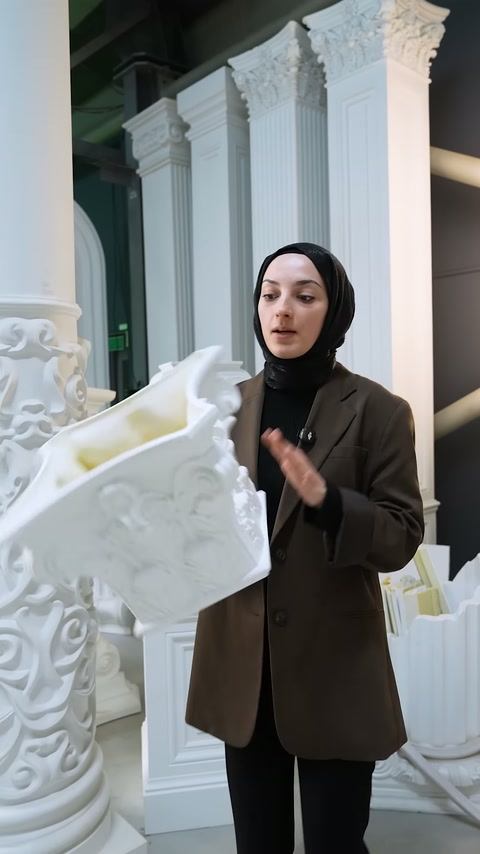 Sütun başlığı içindeki sarı köpük dolgu malzemesi yakın plan gösteriliyor