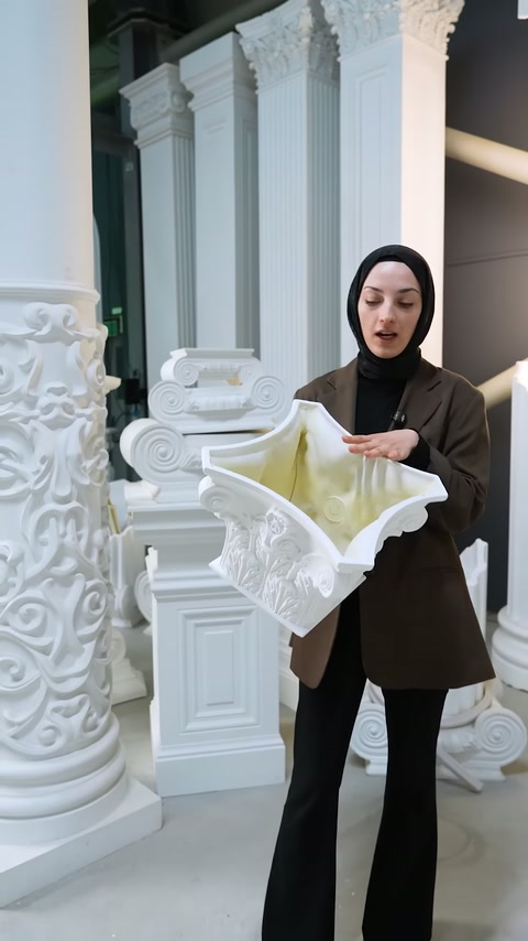 Sunucu dolgulu sütun başlığı parçasıyla üretim yapısını anlatıyor