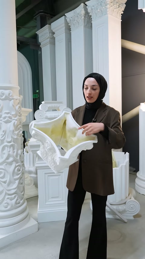 Sunucu elindeki parçayla sütun başlığının iç yapısını detaylandırıyor
