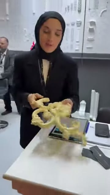 Büyük dekoratif motif, fuar standında iki elle açılıyor