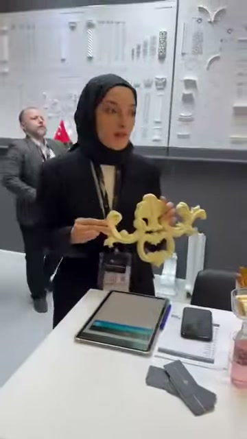Poliüretan bezemenin iki kıvrımlı kanadı, elle hareket ettirilerek tanıtılıyor