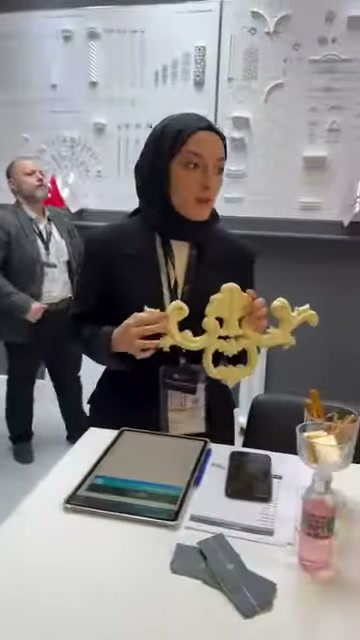 Dekoratif süsleme parçası, ürün panoları önünde yatay konumda gösteriliyor