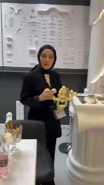 Esnek poliüretan motif, dekoratif sütun numunesinin yanında tanıtılıyor