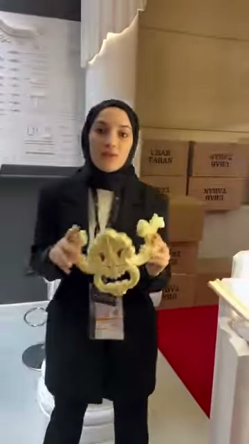 Esnek dekor, merkezinden desteklenerek göğüs hizasında sergileniyor