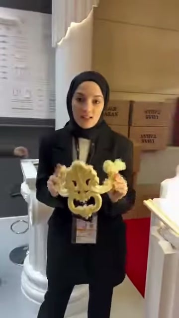Krem renkli motifin kıvrımlı kenarları, sütun önünde açık tutuluyor