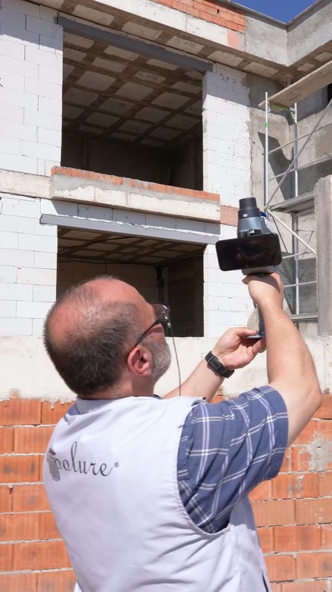 Tarama cihazı üst kat açıklıkları ve balkon kenarında gezdiriliyor.