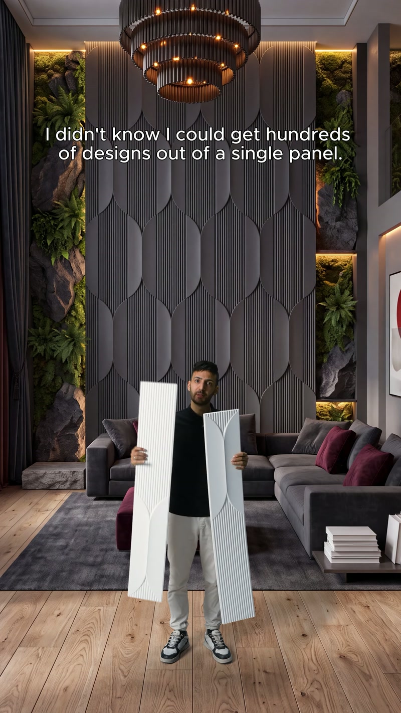 Sunucu, gri kabartmalı duvar önünde üç panel parçasını tanıtıyor.