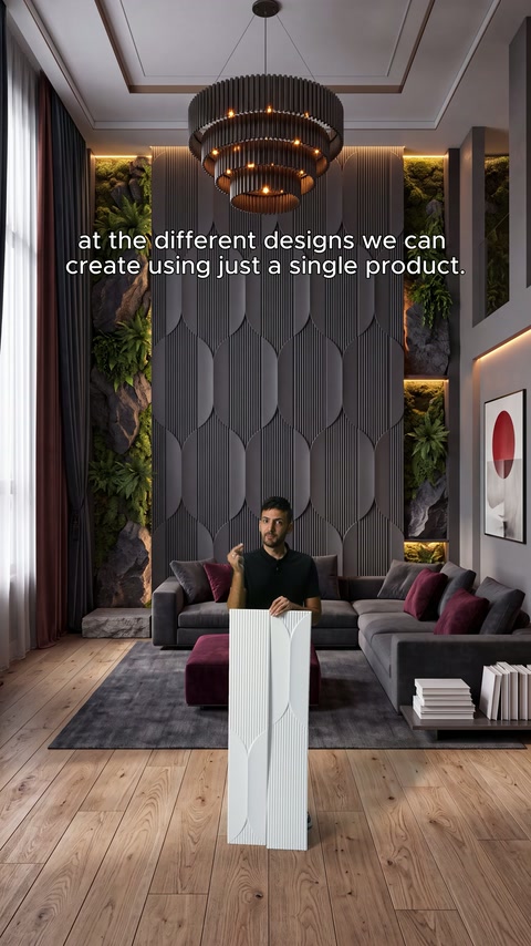 Sunucu, aydınlatmalı salon duvarı önünde tek beyaz panel tutuyor.