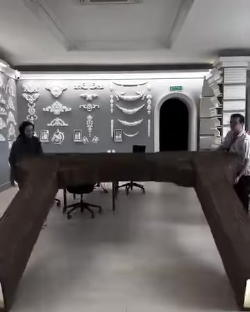 Showroom içinde sergilenen büyük dekoratif kütük ve kiriş düzeni