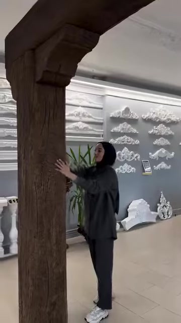 Sunucu ahşap dokulu dikey kütük yüzeyini yakından tanıtıyor