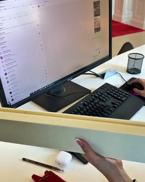 Bilgisayar ekranında profil tasarım görselleri inceleniyor