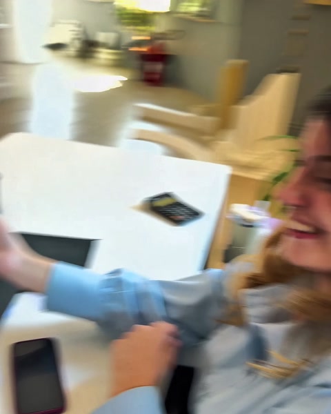 Profil ekibi ofis masasında son kontrolü yapıyor