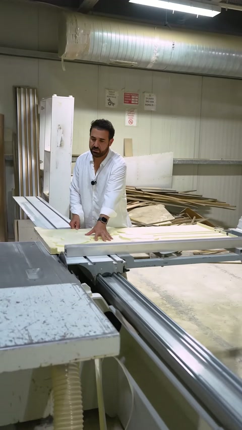 Usta, çiçek rölyefli poliüretan panoyu CNC tezgâhından çıkarıyor.