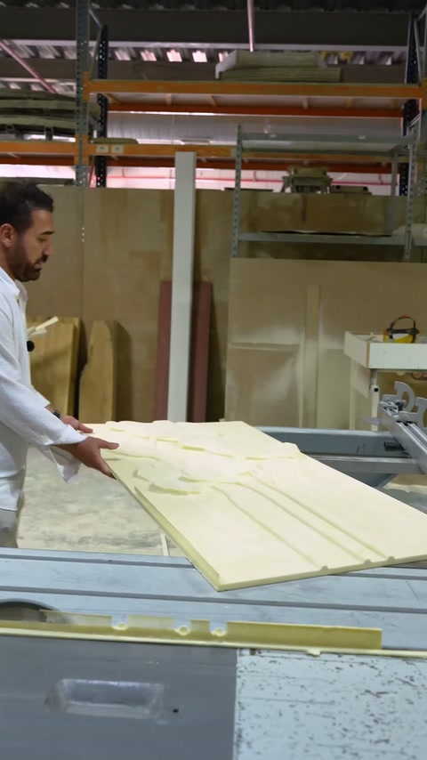 Usta, çiçek desenli panoyu makine tablasından kaldırmaya hazırlanıyor.