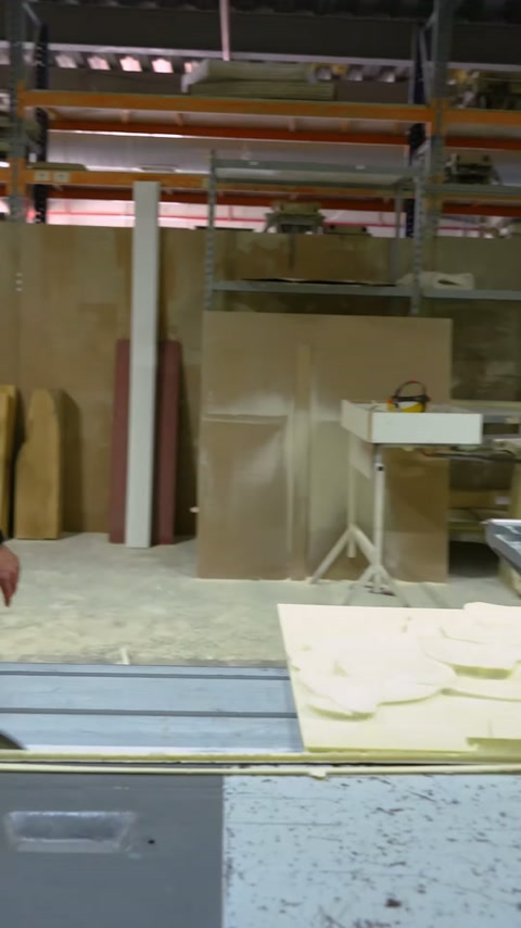 CNC tezgâhında tamamlanan kabartmalı pano yatay konumda bekliyor.