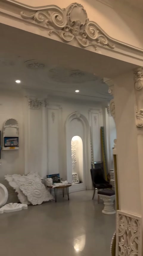 Süslemeli kemer altından nişli ve panelli sergi bölümü izleniyor